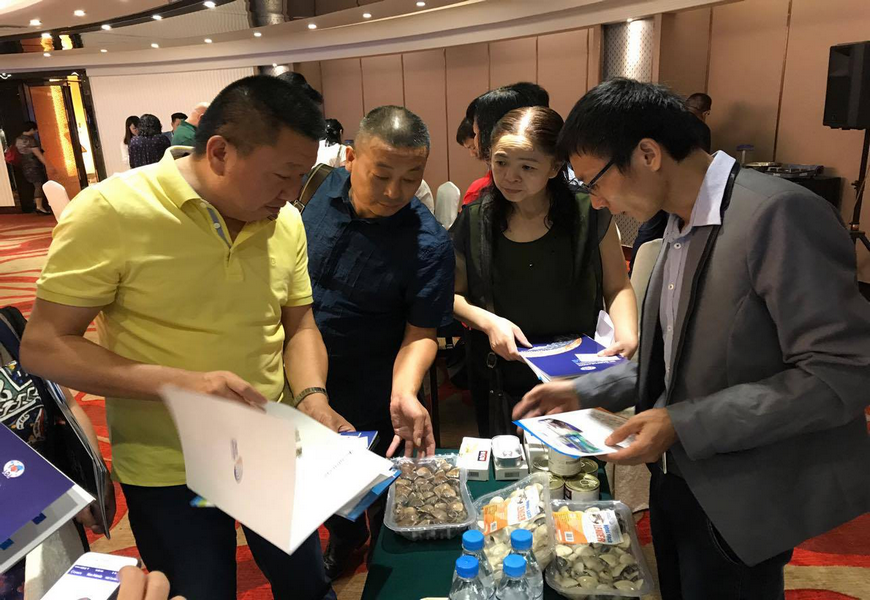 中国商人在越南参加产品展会